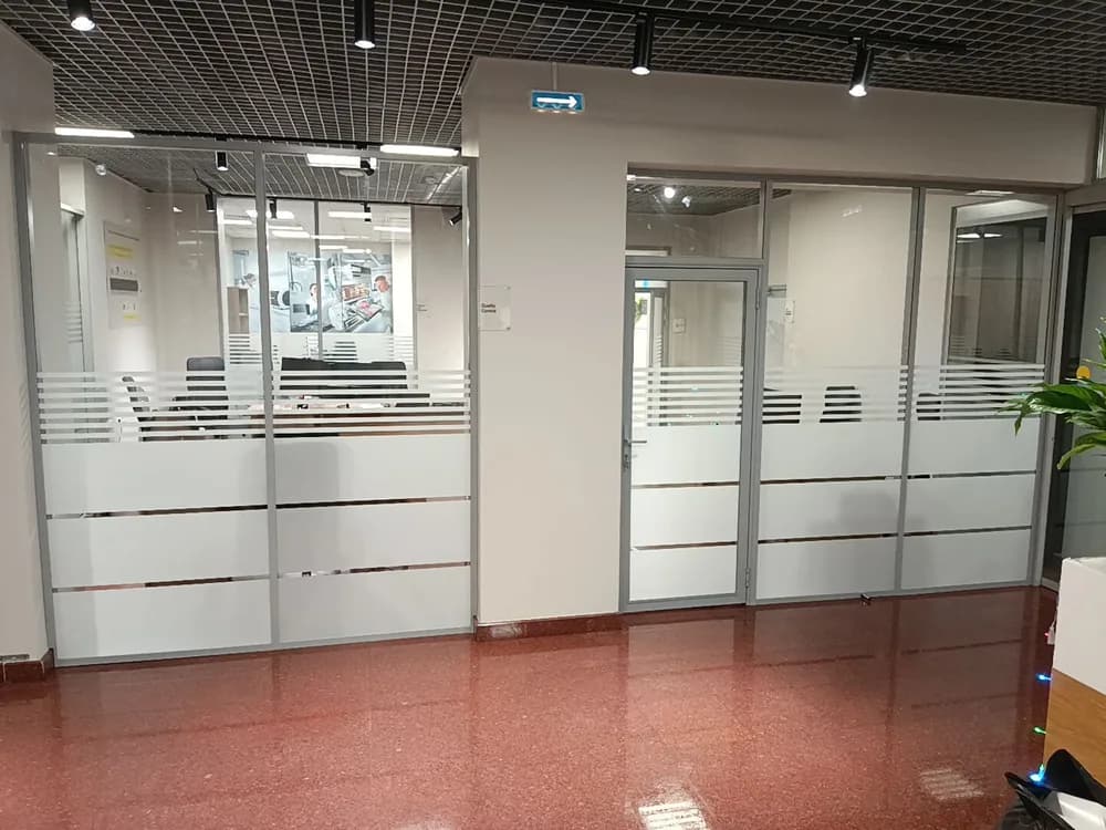 Установка декоративной пленки White Matt с плоттерной резкой — тонировка окон плёнкой White Matt (Белый матовый) с плоттерной резкой в Санкт-Петербурге