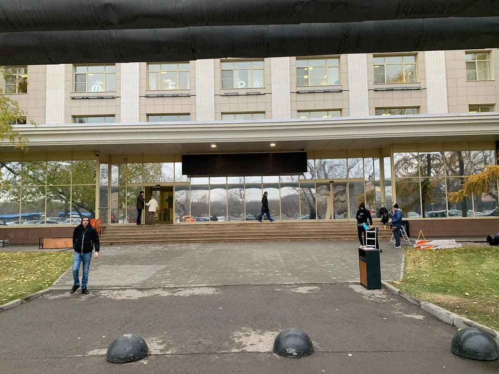 Здания — Установка солнцезащитной-зеркальной пленки — тонировка окон плёнкой Silver 05 солнцезащитная зеркальная пленка в Санкт-Петербурге