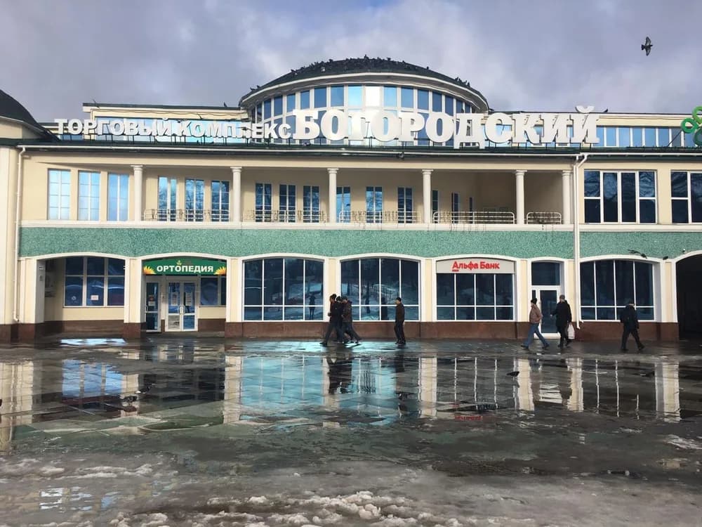 Здания — Установка солнцезащитной-зеркальной пленки — тонировка окон плёнкой R-Grey 10 серебро/серая солнцезащитная зеркальная пленка в Санкт-Петербурге