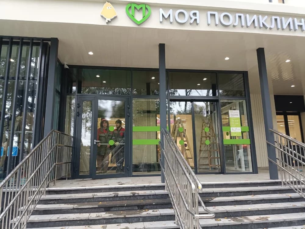 Здания — Установка тонировочной пленки — тонировка окон плёнкой CHARCOAL 15 черная тонировочная пленка в Санкт-Петербурге